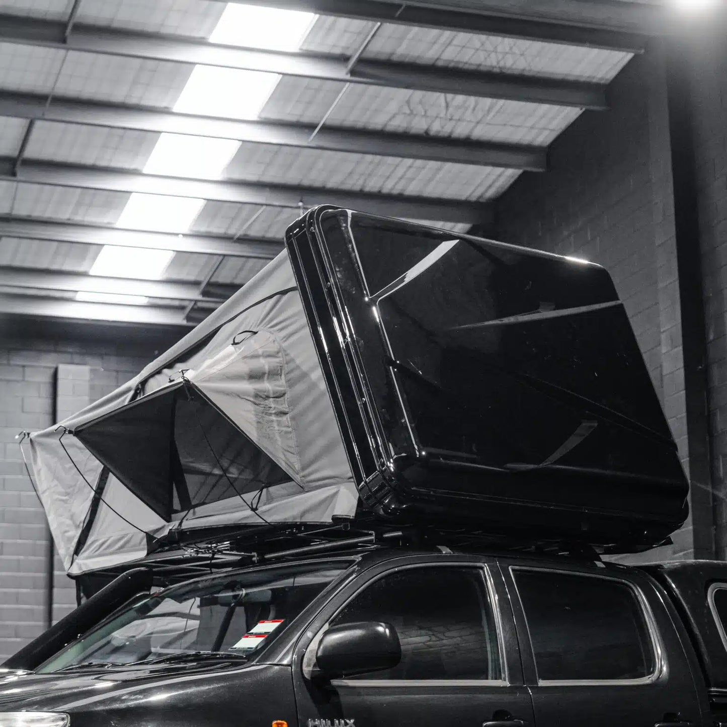 DEFENDER OFF-ROAD CANTILEVER HARD SHELL ROOFTOP TENT